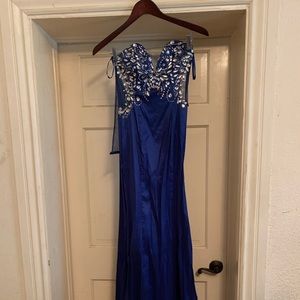 Trumpet style gown form fitting